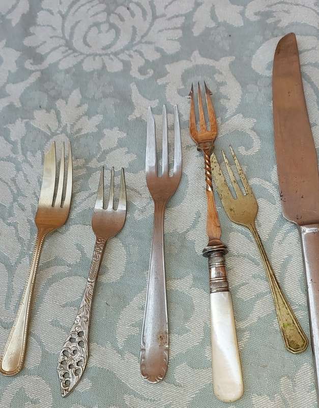 A VINTAGE COLLECTION JOB LOT KITCHENALIA SOLD AS IS