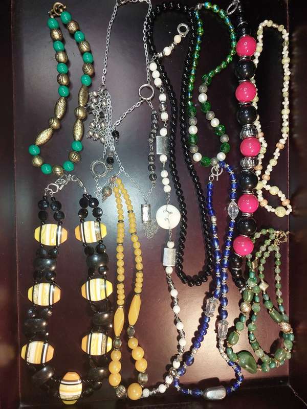 A COLLECTION OF VINTAGE COSTUME NECKLACES SOLD AS IS