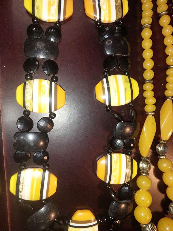 A COLLECTION OF VINTAGE COSTUME NECKLACES SOLD AS IS