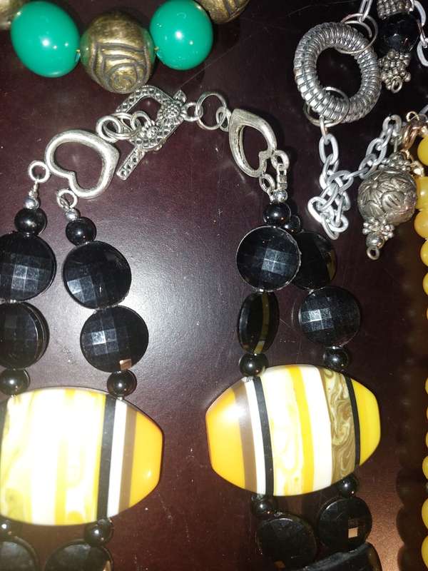 A COLLECTION OF VINTAGE COSTUME NECKLACES SOLD AS IS