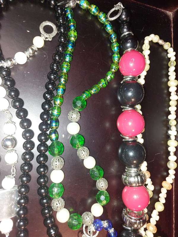 A COLLECTION OF VINTAGE COSTUME NECKLACES SOLD AS IS