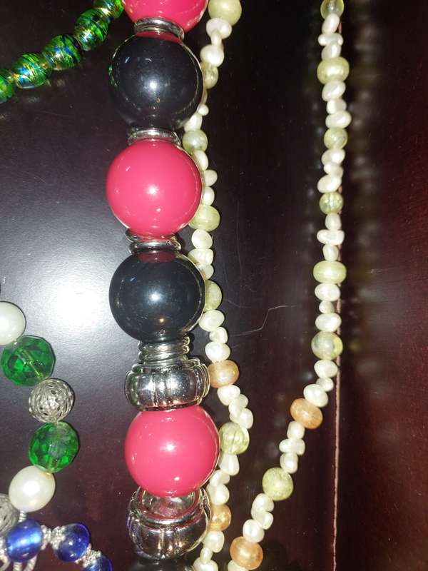 A COLLECTION OF VINTAGE COSTUME NECKLACES SOLD AS IS