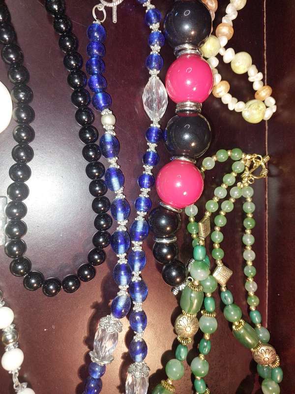A COLLECTION OF VINTAGE COSTUME NECKLACES SOLD AS IS