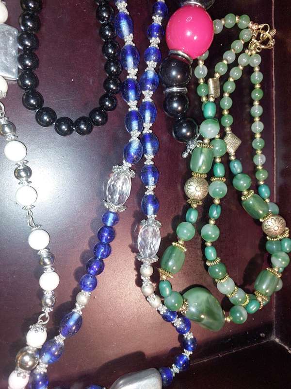A COLLECTION OF VINTAGE COSTUME NECKLACES SOLD AS IS