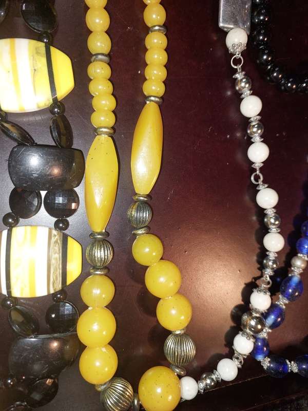 A COLLECTION OF VINTAGE COSTUME NECKLACES SOLD AS IS
