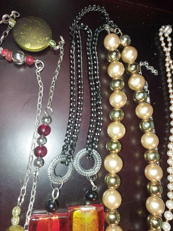 A BULK JOBLOT FASHION  COSTUME NECKLACES SOLD AS IS