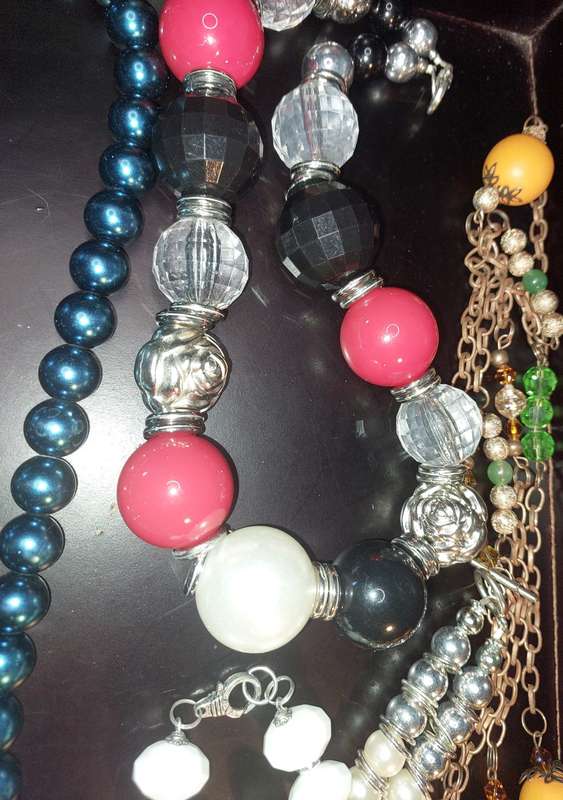 A BULK JOBLOT FASHION COSTUME NECKLACES SOLD AS IS