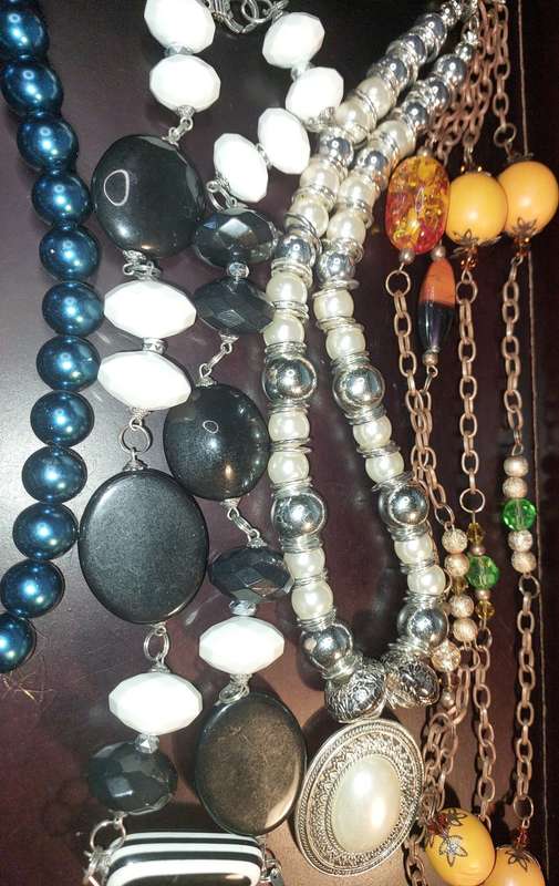 A BULK JOBLOT FASHION COSTUME NECKLACES SOLD AS IS