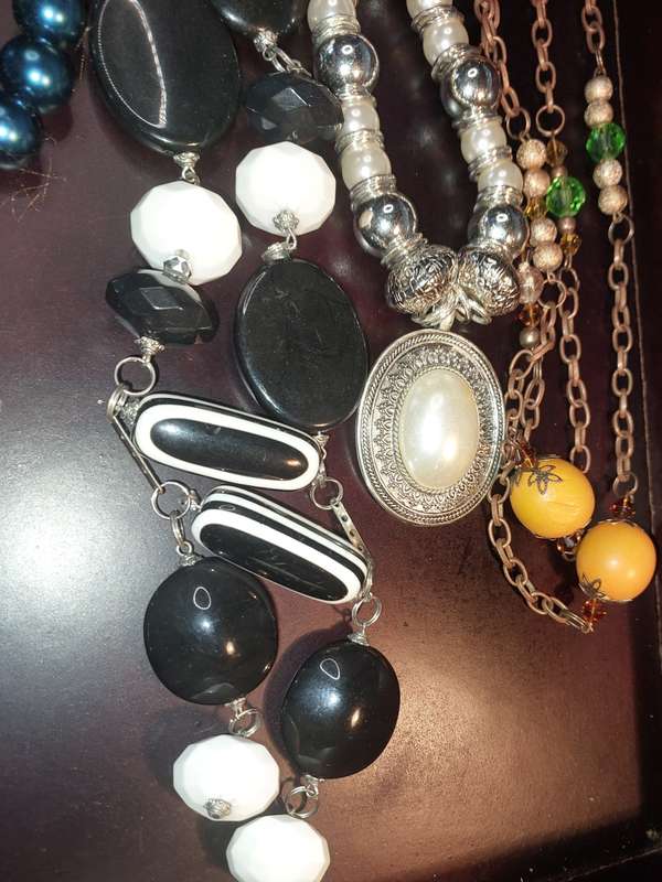 A BULK JOBLOT FASHION COSTUME NECKLACES SOLD AS IS