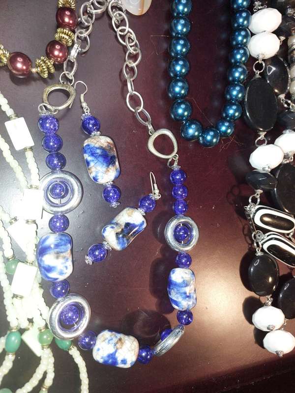 A BULK JOBLOT FASHION COSTUME NECKLACES SOLD AS IS