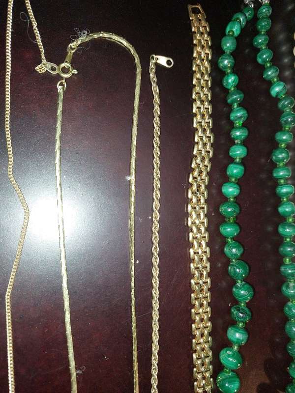 A DISCERNING LADY`S VINTAGE COLLECTION OF COSTUME NECKLACES SOLD AS IS