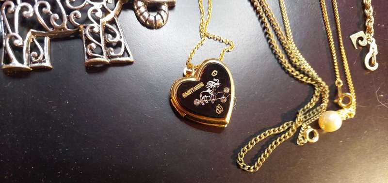 A DISCERNING LADY`S VINTAGE COLLECTION OF COSTUME NECKLACES SOLD AS IS