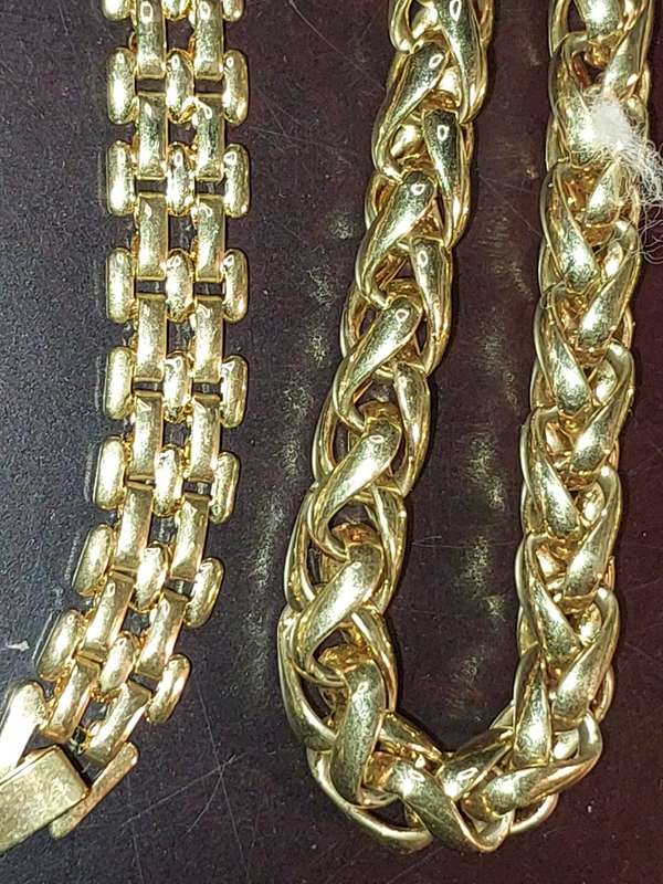 A DISCERNING LADY`S VINTAGE COLLECTION OF COSTUME NECKLACES SOLD AS IS