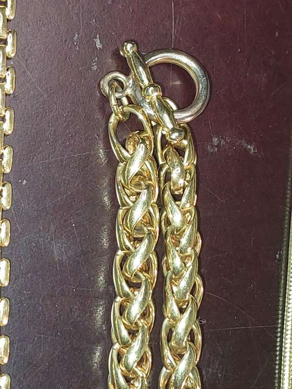 A DISCERNING LADY`S VINTAGE COLLECTION OF COSTUME NECKLACES SOLD AS IS