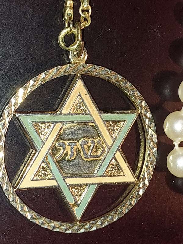 A DISCERNING LADY`S VINTAGE COLLECTION OF COSTUME NECKLACES SOLD AS IS