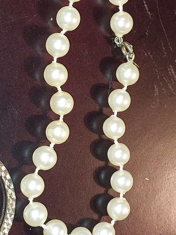 A DISCERNING LADY`S VINTAGE COLLECTION OF COSTUME NECKLACES SOLD AS IS