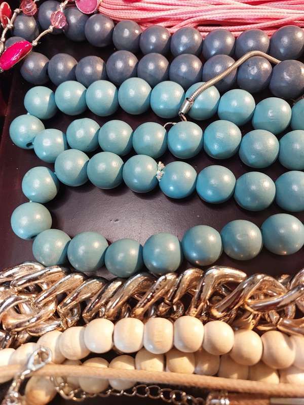 A COLLECTION OF VINTAGE COSTUME NECKLACES SOLD AS IS