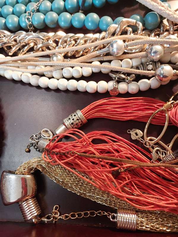A COLLECTION OF VINTAGE COSTUME NECKLACES SOLD AS IS