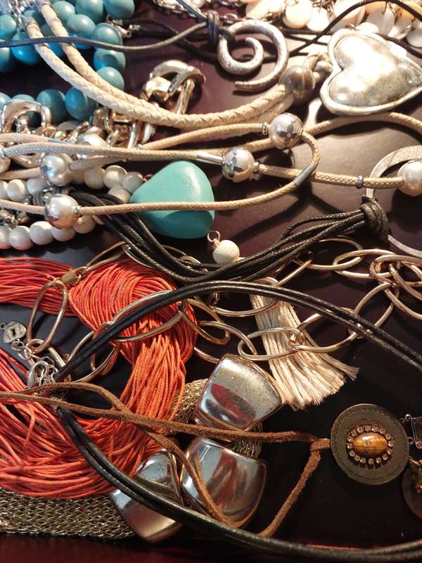 A COLLECTION OF VINTAGE COSTUME NECKLACES SOLD AS IS