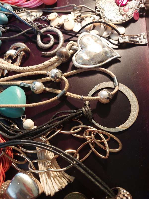 A COLLECTION OF VINTAGE COSTUME NECKLACES SOLD AS IS
