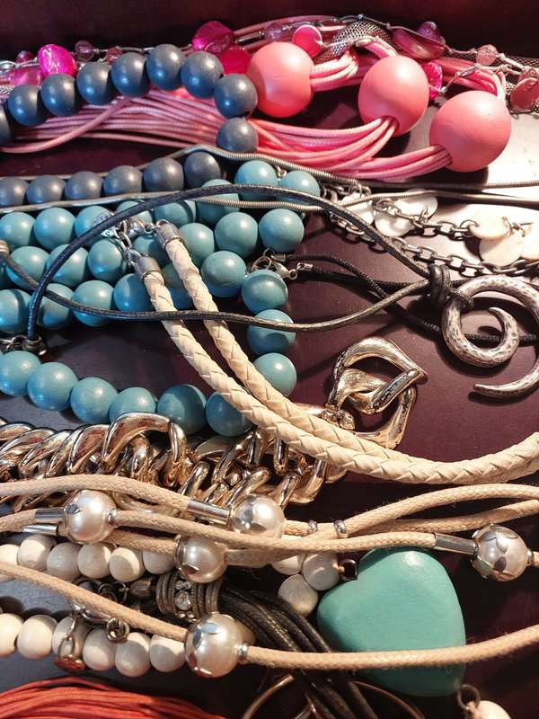 A COLLECTION OF VINTAGE COSTUME NECKLACES SOLD AS IS