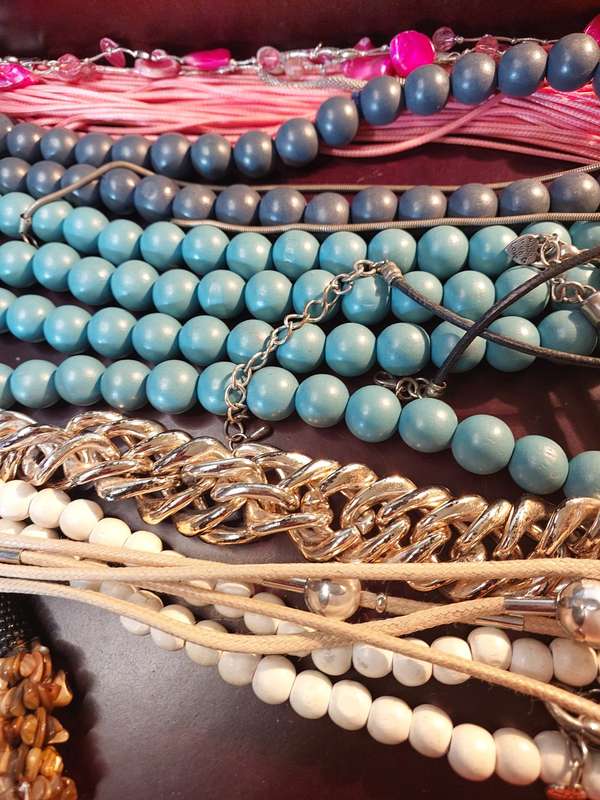 A COLLECTION OF VINTAGE COSTUME NECKLACES SOLD AS IS