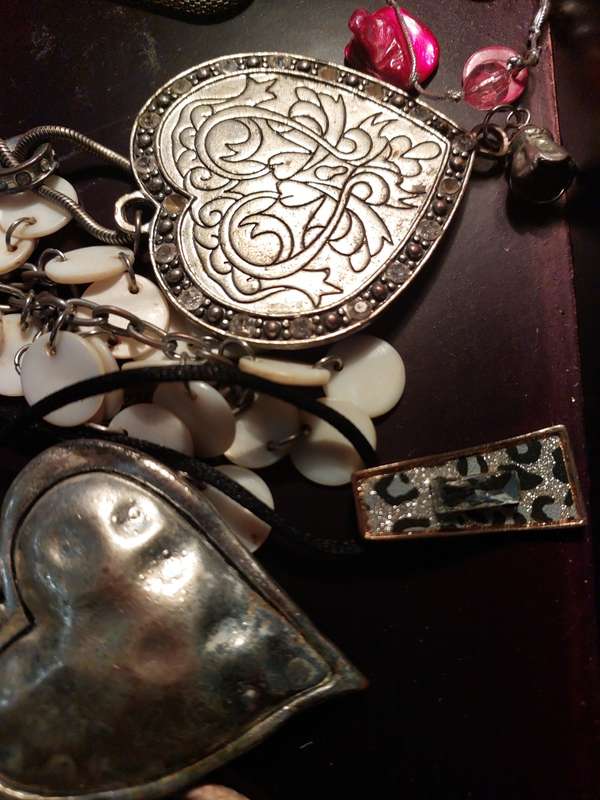 A COLLECTION OF VINTAGE COSTUME NECKLACES SOLD AS IS