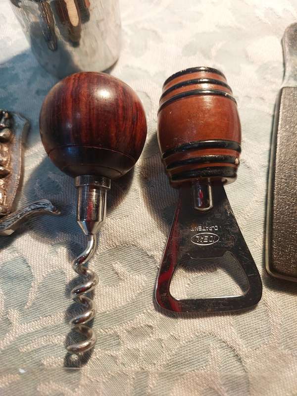A MIXED JOBLOT BAR ACCESSORIES SOLD AS IS
