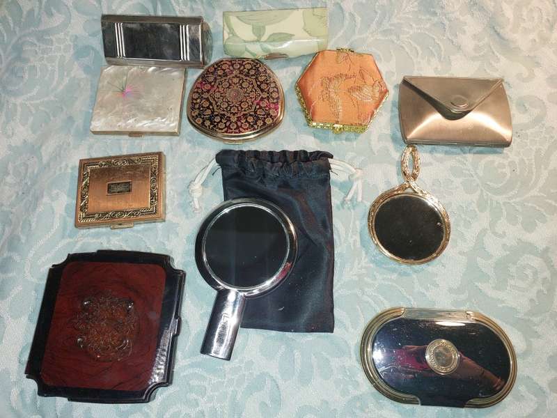 A VINTAGE AND ANTIQUE COLLECTION OF MIRRORS AND COMPACTS