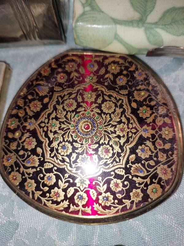 A VINTAGE AND ANTIQUE COLLECTION OF MIRRORS AND COMPACTS