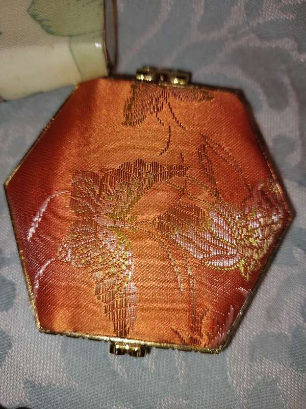 A VINTAGE AND ANTIQUE COLLECTION OF MIRRORS AND COMPACTS