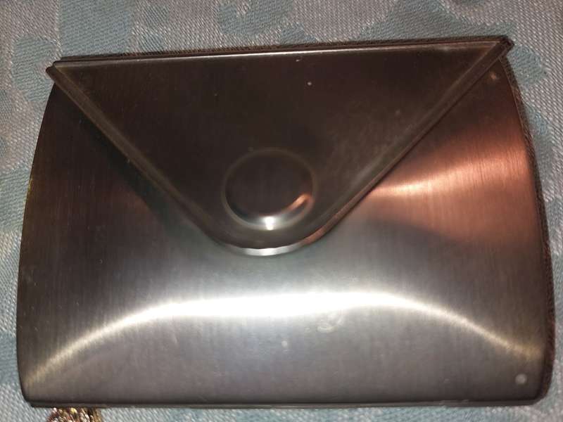 A VINTAGE AND ANTIQUE COLLECTION OF MIRRORS AND COMPACTS