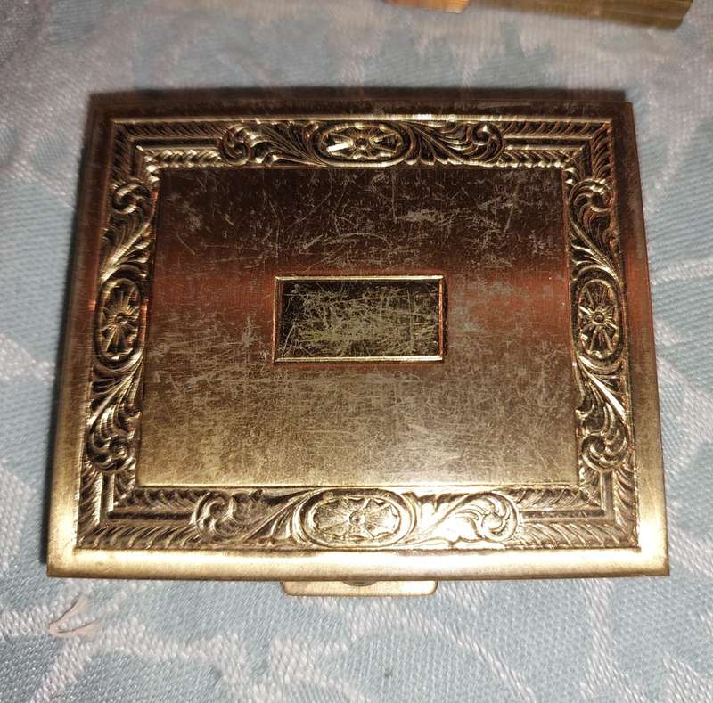A VINTAGE AND ANTIQUE COLLECTION OF MIRRORS AND COMPACTS