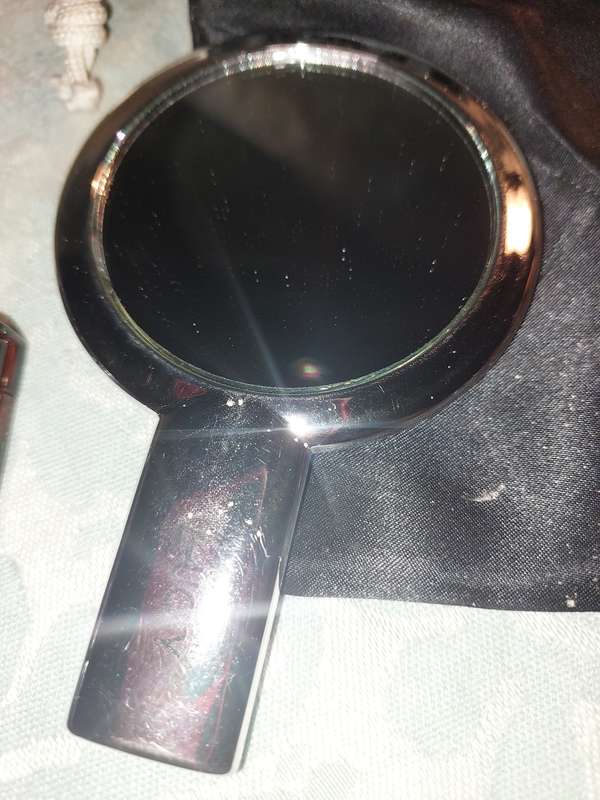A VINTAGE AND ANTIQUE COLLECTION OF MIRRORS AND COMPACTS