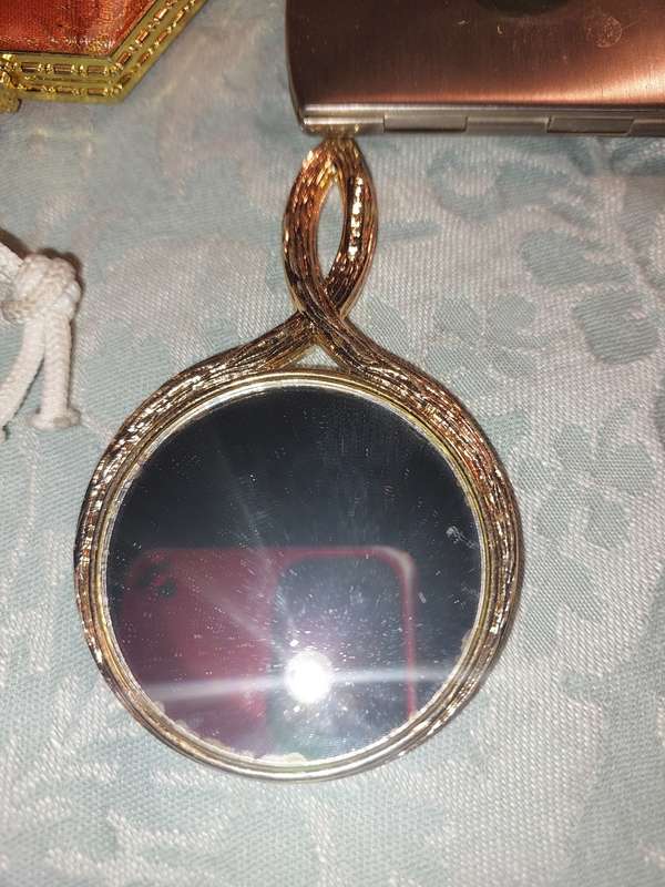 A VINTAGE AND ANTIQUE COLLECTION OF MIRRORS AND COMPACTS
