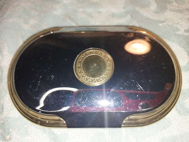 A VINTAGE AND ANTIQUE COLLECTION OF MIRRORS AND COMPACTS