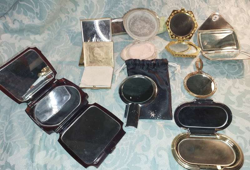 A VINTAGE AND ANTIQUE COLLECTION OF MIRRORS AND COMPACTS