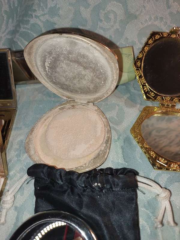 A VINTAGE AND ANTIQUE COLLECTION OF MIRRORS AND COMPACTS