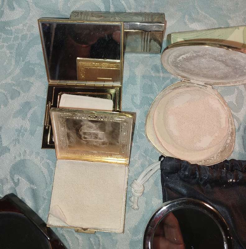 A VINTAGE AND ANTIQUE COLLECTION OF MIRRORS AND COMPACTS