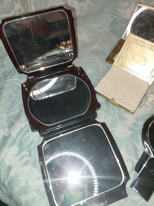 A VINTAGE AND ANTIQUE COLLECTION OF MIRRORS AND COMPACTS