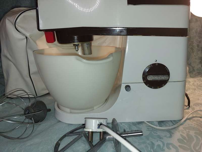 A VINTAGE KENWOOD CHEF  IN WORKING ORDER WITH ALL ITS ACCESSORIES