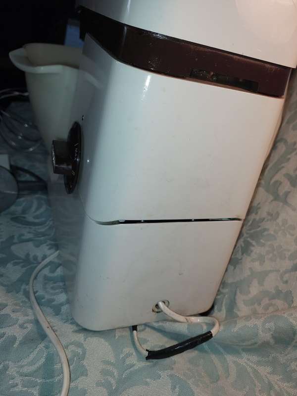 A VINTAGE KENWOOD CHEF  IN WORKING ORDER WITH ALL ITS ACCESSORIES