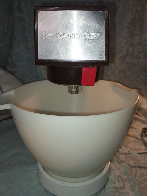 A VINTAGE KENWOOD CHEF  IN WORKING ORDER WITH ALL ITS ACCESSORIES