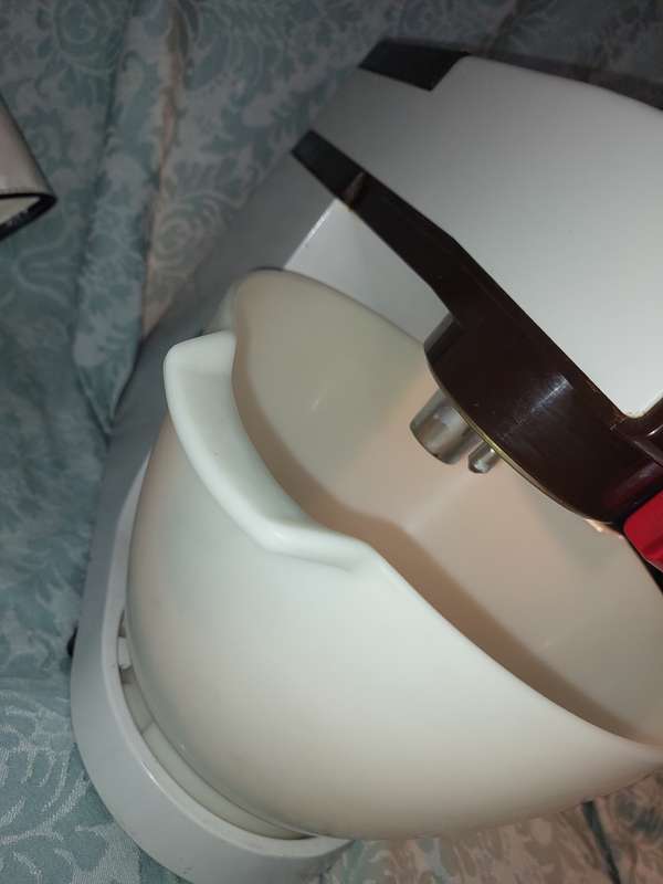 A VINTAGE KENWOOD CHEF  IN WORKING ORDER WITH ALL ITS ACCESSORIES