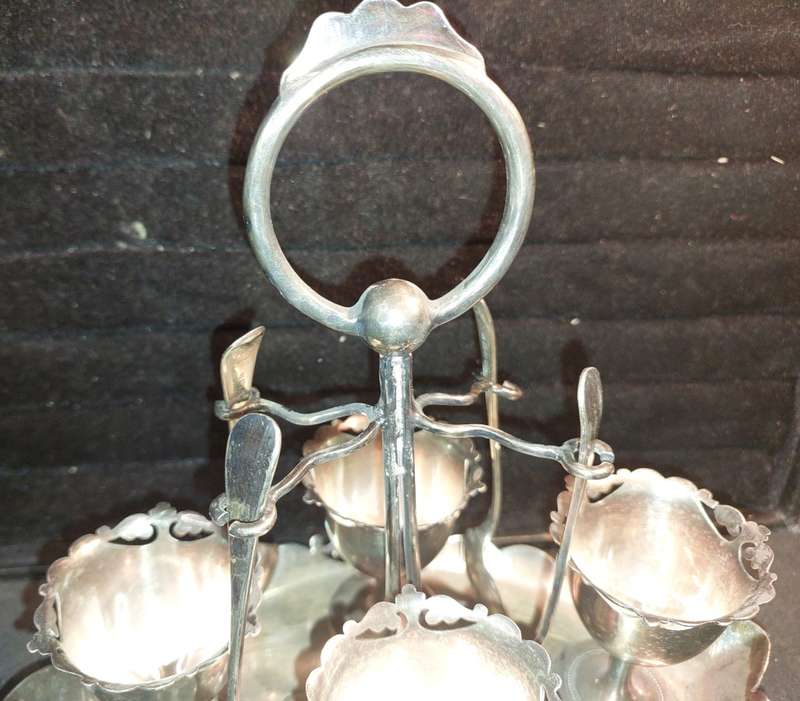 A VINTAGE BREAKFAST EGG HOLDER WITH SPOONS EPNS
