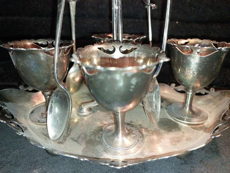 A VINTAGE BREAKFAST EGG HOLDER WITH SPOONS EPNS