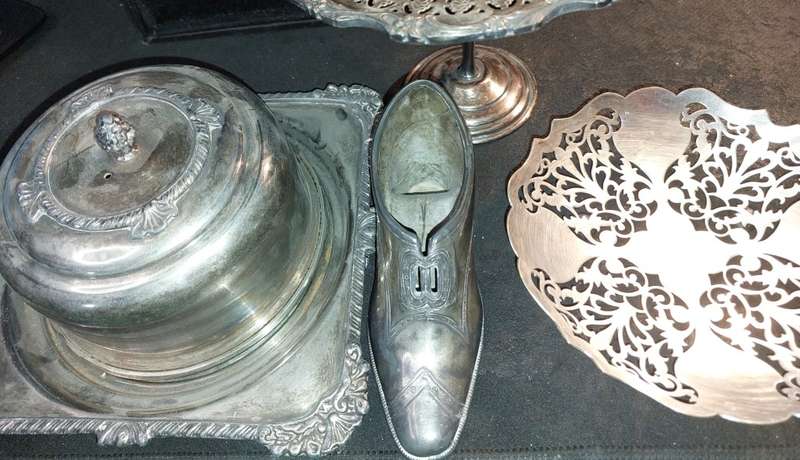 A VINTAGE AND ANTIQUE COLLECTION OF EPNS MADE IN ENGLAND KITCHEN UTENSILS