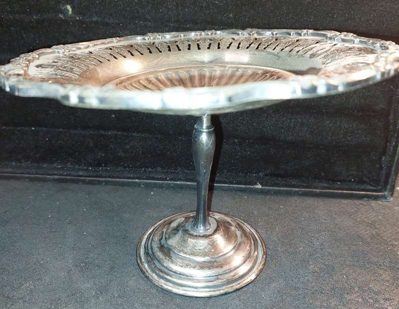 A VINTAGE AND ANTIQUE COLLECTION OF EPNS MADE IN ENGLAND KITCHEN UTENSILS