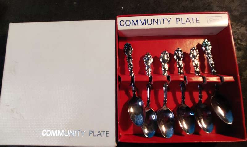 A VINTAGE SET OF COMMUNITY PLATED, 6 ONEIDA SMITHS TEASPOONS