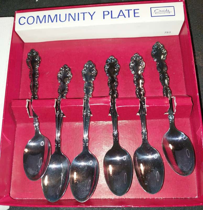 A VINTAGE SET OF COMMUNITY PLATED, 6 ONEIDA SMITHS TEASPOONS